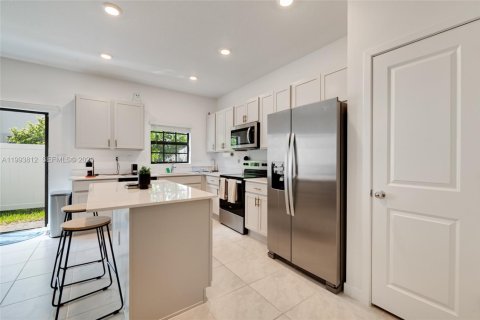 Townhouse in Florida City, Florida 3 bedrooms, 128.3 sq.m. № 2055637 - photo 3