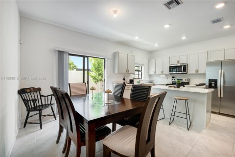 Townhouse in Florida City, Florida 3 bedrooms, 128.3 sq.m. № 2055637 - photo 5