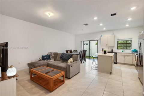 Townhouse in Florida City, Florida 3 bedrooms, 128.3 sq.m. № 2055637 - photo 2