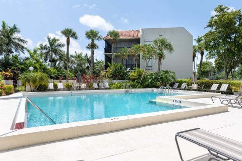 Condo in West Palm Beach, Florida, 2 bedrooms  № 2246276 - photo 2