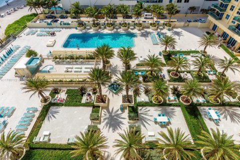 Condo in Hollywood, Florida, 1 bedroom  № 1756159 - photo 25