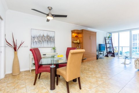 Condo in Hollywood, Florida, 1 bedroom  № 1756159 - photo 19