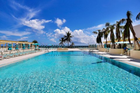 Condo in Hollywood, Florida, 1 bedroom  № 1756159 - photo 2