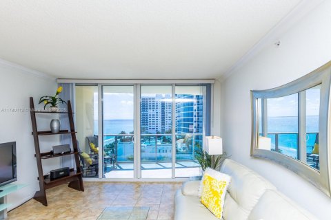 Condo in Hollywood, Florida, 1 bedroom  № 1756159 - photo 21
