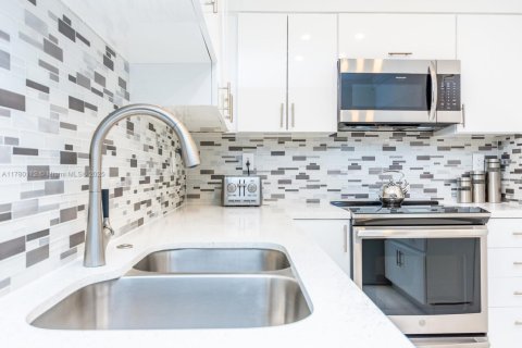 Condo in Hollywood, Florida, 1 bedroom  № 1756159 - photo 9