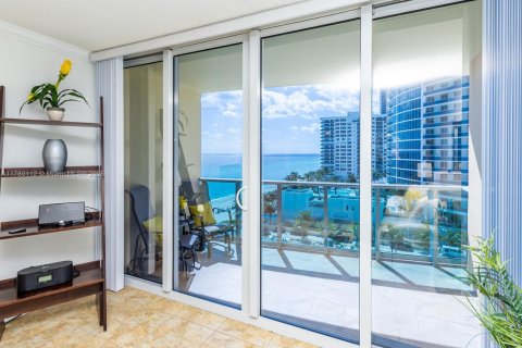 Condo in Hollywood, Florida, 1 bedroom  № 1756159 - photo 4