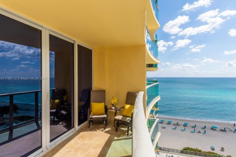 Condo in Hollywood, Florida, 1 bedroom  № 1756159 - photo 1