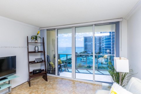 Condo in Hollywood, Florida, 1 bedroom  № 1756159 - photo 22