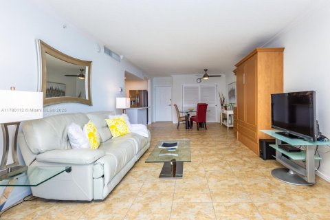 Condo in Hollywood, Florida, 1 bedroom  № 1756159 - photo 29