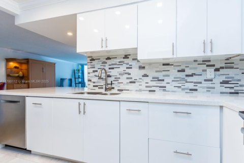 Condo in Hollywood, Florida, 1 bedroom  № 1756159 - photo 6