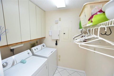 House in Sarasota, Florida 3 bedrooms, 158.49 sq.m. № 1539393 - photo 23