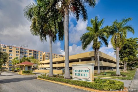 Condo in Miami, Florida, 2 bedrooms  № 2002660 - photo 3