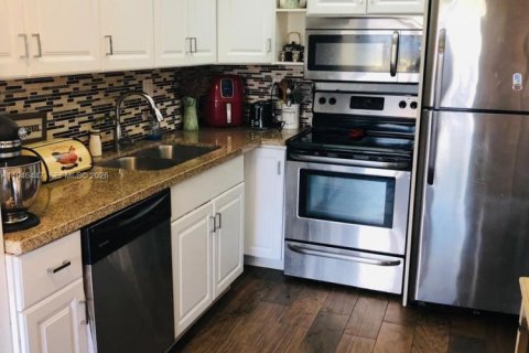 Condo in Miami, Florida, 2 bedrooms  № 2002660 - photo 6