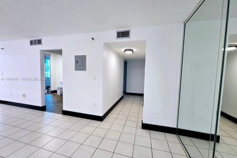 Condo in Miami, Florida, 2 bedrooms  № 2002660 - photo 14