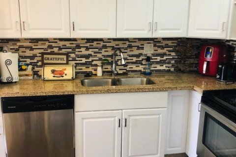 Condo in Miami, Florida, 2 bedrooms  № 2002660 - photo 8