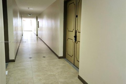 Condo in Miami, Florida, 2 bedrooms  № 2002660 - photo 18