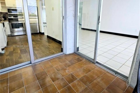 Condo in Miami, Florida, 2 bedrooms  № 2002660 - photo 13