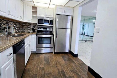 Condo in Miami, Florida, 2 bedrooms  № 2002660 - photo 7