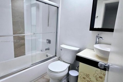 Condo in Miami, Florida, 2 bedrooms  № 2002660 - photo 10