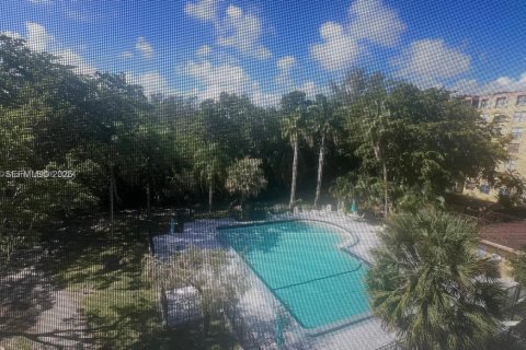 Condo in Miami, Florida, 2 bedrooms  № 2002660 - photo 5