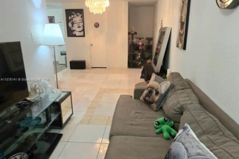 Villa ou maison à louer à Palmetto Bay, Floride: 2 chambres, 85.66 m2 № 1927506 - photo 5