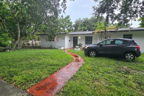 Villa ou maison à louer à Palmetto Bay, Floride: 2 chambres, 85.66 m2 № 1927506 - photo 4