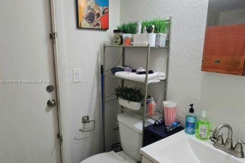 Villa ou maison à louer à Palmetto Bay, Floride: 2 chambres, 85.66 m2 № 1927506 - photo 20