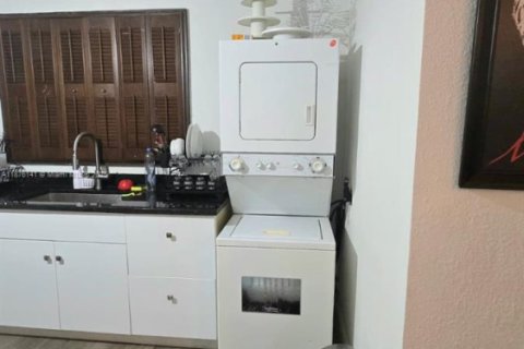 Villa ou maison à louer à Palmetto Bay, Floride: 2 chambres, 85.66 m2 № 1927506 - photo 13