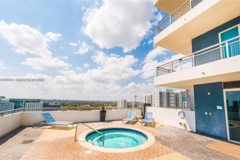 Condo in Miami, Florida, 2 bedrooms  № 2401273 - photo 19