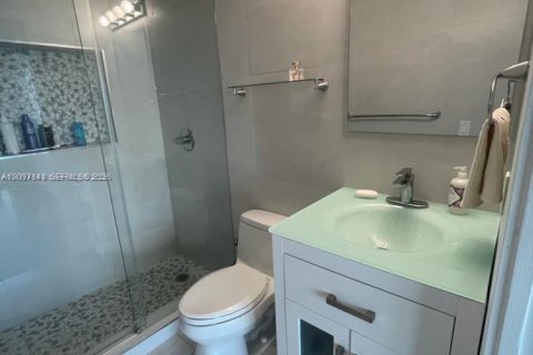 Condo in Miami, Florida, 2 bedrooms  № 2401273 - photo 15