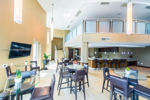Condo in Miami, Florida, 2 bedrooms  № 2401273 - photo 21