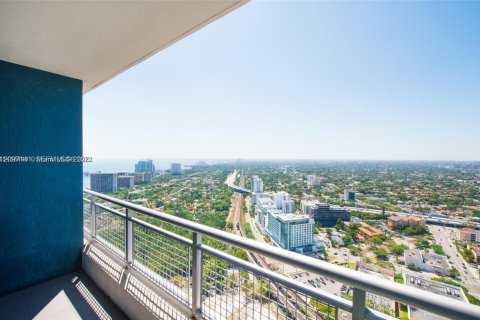 Condo in Miami, Florida, 2 bedrooms  № 2401273 - photo 13