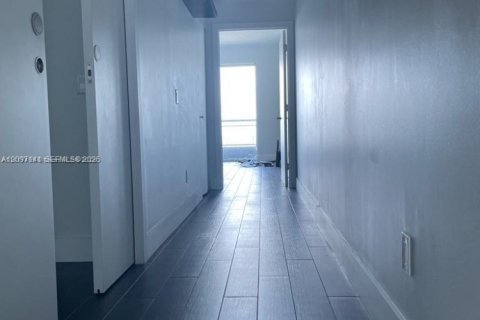 Condo in Miami, Florida, 2 bedrooms  № 2401273 - photo 11