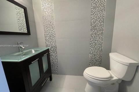 Condo in Miami, Florida, 2 bedrooms  № 2401273 - photo 6