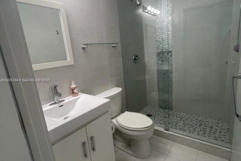 Condo in Miami, Florida, 2 bedrooms  № 2401273 - photo 10