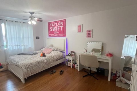 Villa ou maison à louer à Hollywood, Floride: 4 chambres, 187.2 m2 № 1966432 - photo 13