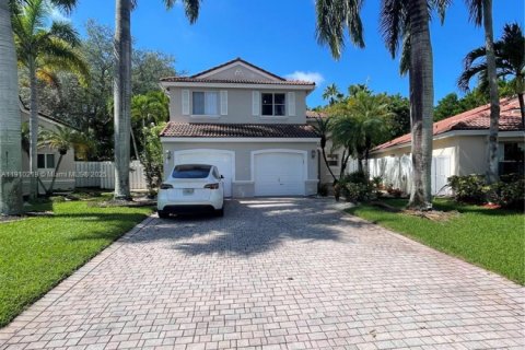 Villa ou maison à louer à Hollywood, Floride: 4 chambres, 187.2 m2 № 1966432 - photo 1