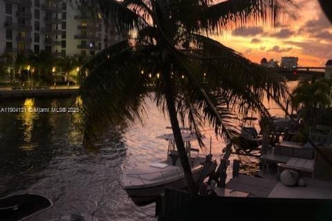 Touwnhouse à vendre à Miami, Floride: 2 chambres, 102.19 m2 № 1954853 - photo 1