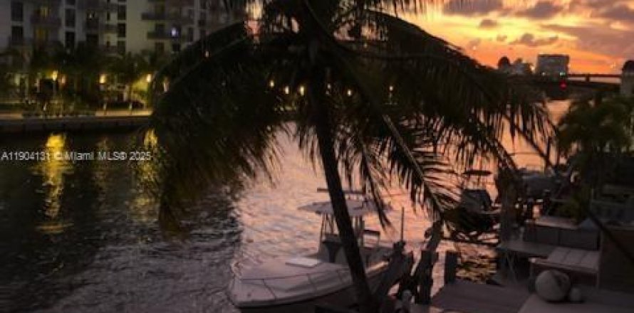 Touwnhouse à Miami, Floride 2 chambres, 102.19 m2 № 1954853