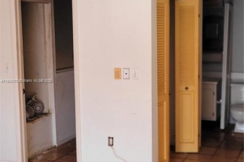 Touwnhouse à vendre à Miami, Floride: 2 chambres, 102.19 m2 № 1954853 - photo 11