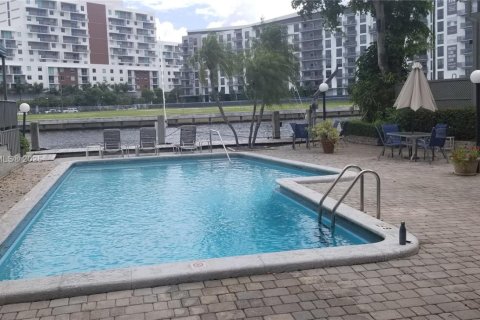 Touwnhouse à vendre à Miami, Floride: 2 chambres, 102.19 m2 № 1954853 - photo 12