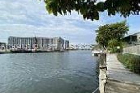 Touwnhouse à vendre à Miami, Floride: 2 chambres, 102.19 m2 № 1954853 - photo 2