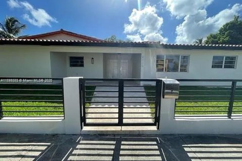 Casa en venta en Miami, Florida, 5 dormitorios, 269.42 m2 № 1848776 - foto 1