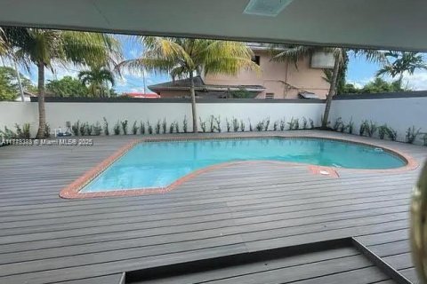 Casa en venta en Miami, Florida, 5 dormitorios, 269.42 m2 № 1848776 - foto 9
