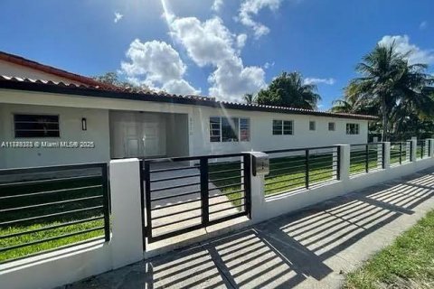 Casa en venta en Miami, Florida, 5 dormitorios, 269.42 m2 № 1848776 - foto 2