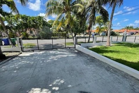 Casa en venta en Miami, Florida, 5 dormitorios, 269.42 m2 № 1848776 - foto 8