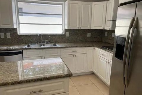 Casa en venta en Miami, Florida, 5 dormitorios, 269.42 m2 № 1848776 - foto 11