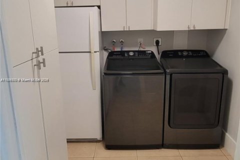 Casa en venta en Miami, Florida, 5 dormitorios, 269.42 m2 № 1848776 - foto 14