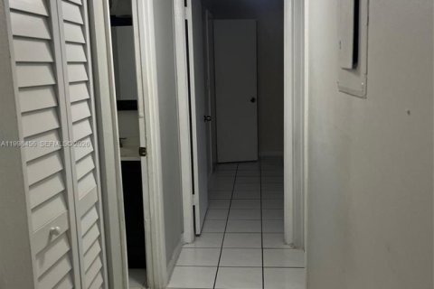 Condominio en venta en Hialeah, Florida, 2 dormitorios, 92.53 m2 № 2090246 - foto 5