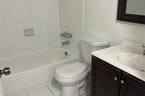 Condominio en venta en Hialeah, Florida, 2 dormitorios, 92.53 m2 № 2090246 - foto 10